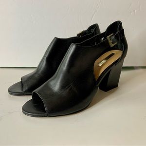 Tahari Womens Heels Size 6.5 Black Leather Open Toe Going Chunk Heel